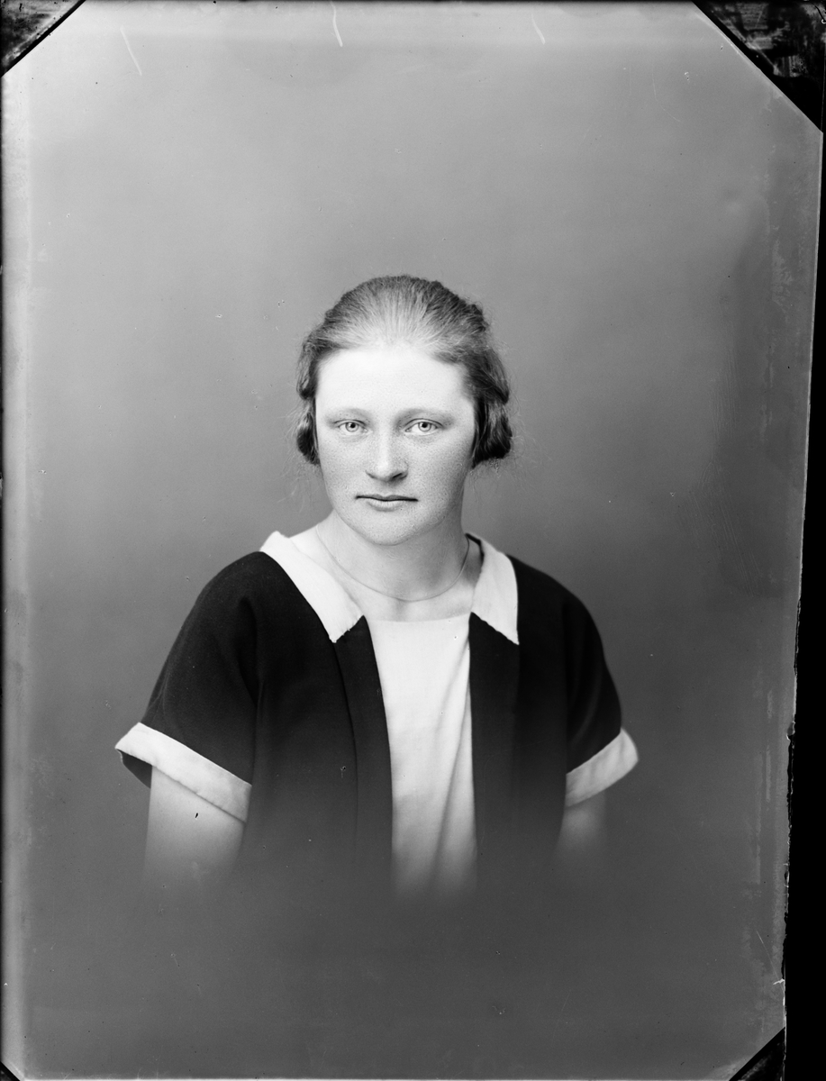 Skötsner-Edhlund, Ateljéporträtt - Naimi Eriksson från Hanunda, Hökhuvud socken, Uppland 1928