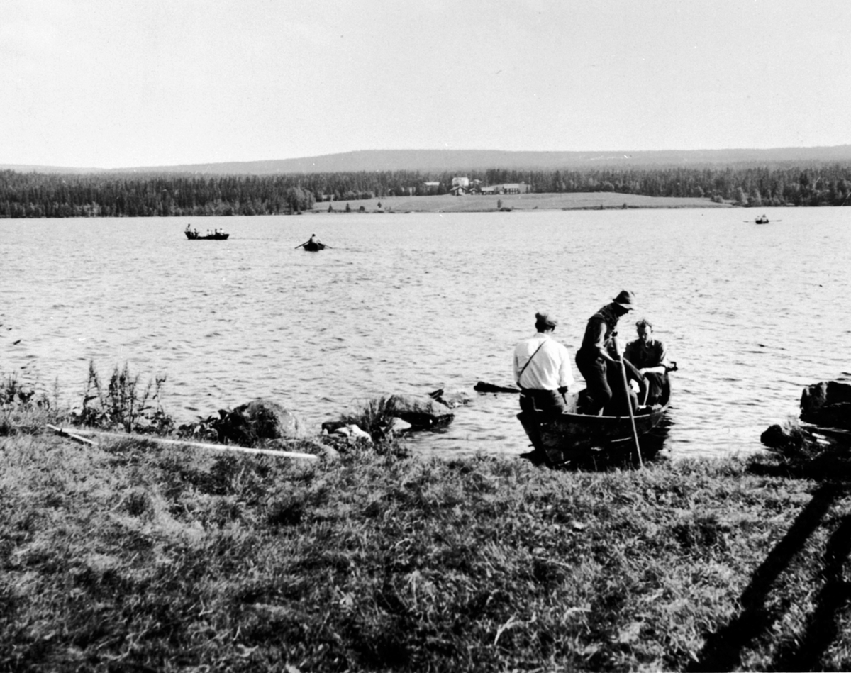 Anno Domkirkeodden, Båt sjøsettes på Mesnavannet, Nordmesna ved Mesnasaga, kandidater fra Ås på tur til skogen. Ringsaker Almenning.