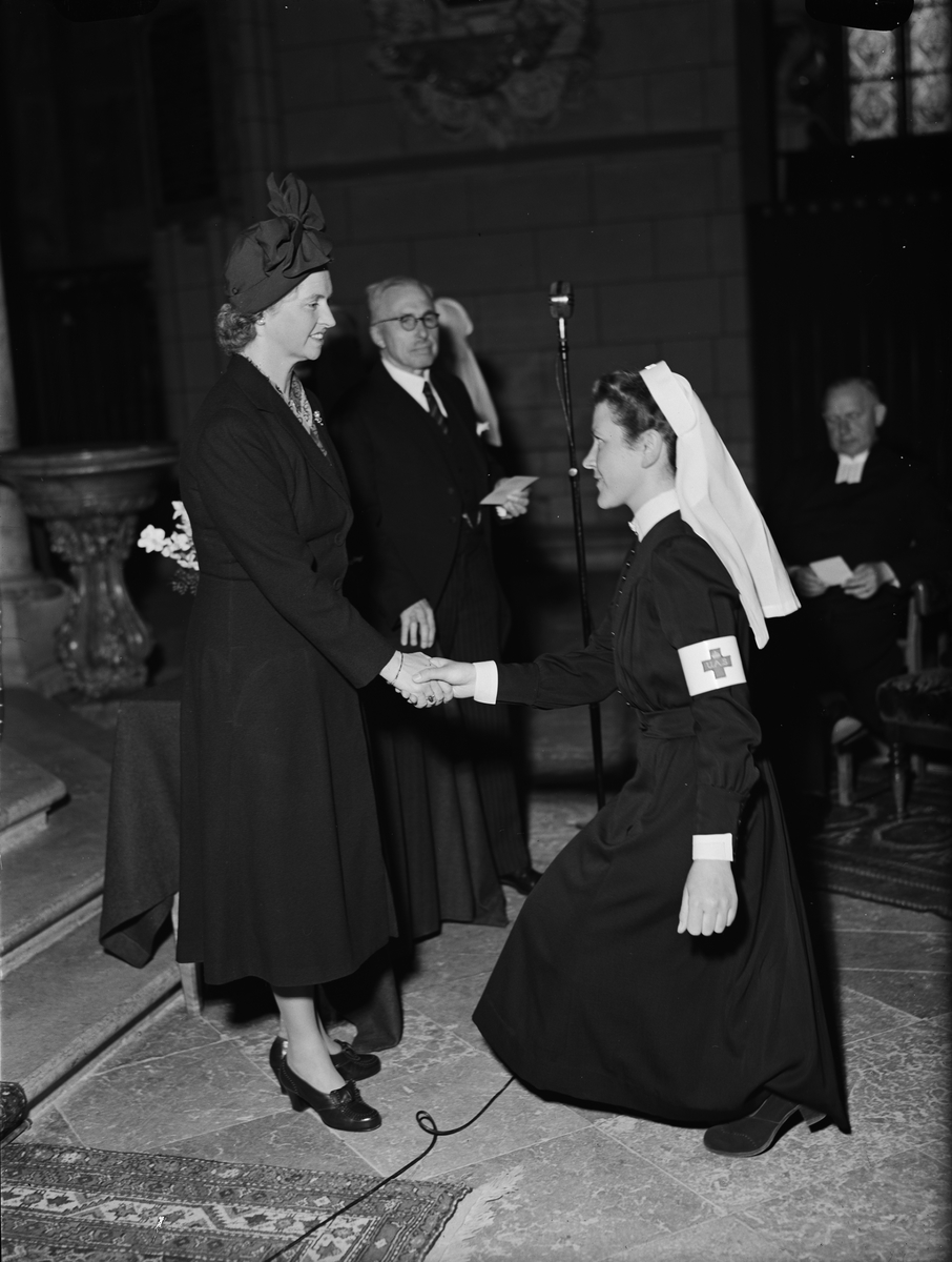 Paul Sandberg, Gulli Gunnarsson receives the nurse brooch of Princess Sibylla, Uppsala nurse’s nurse school nurse’s inauguration in Uppsala Cathedral
