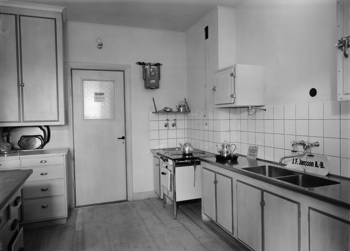 Paul Sandberg, J F Jansson Rör AB:s del i avdelningen för heminredningar på Upsala Fabriks- och Handtverksförenings utställning, en trappa upp, kvarteret Näktergalen, Stora Torget