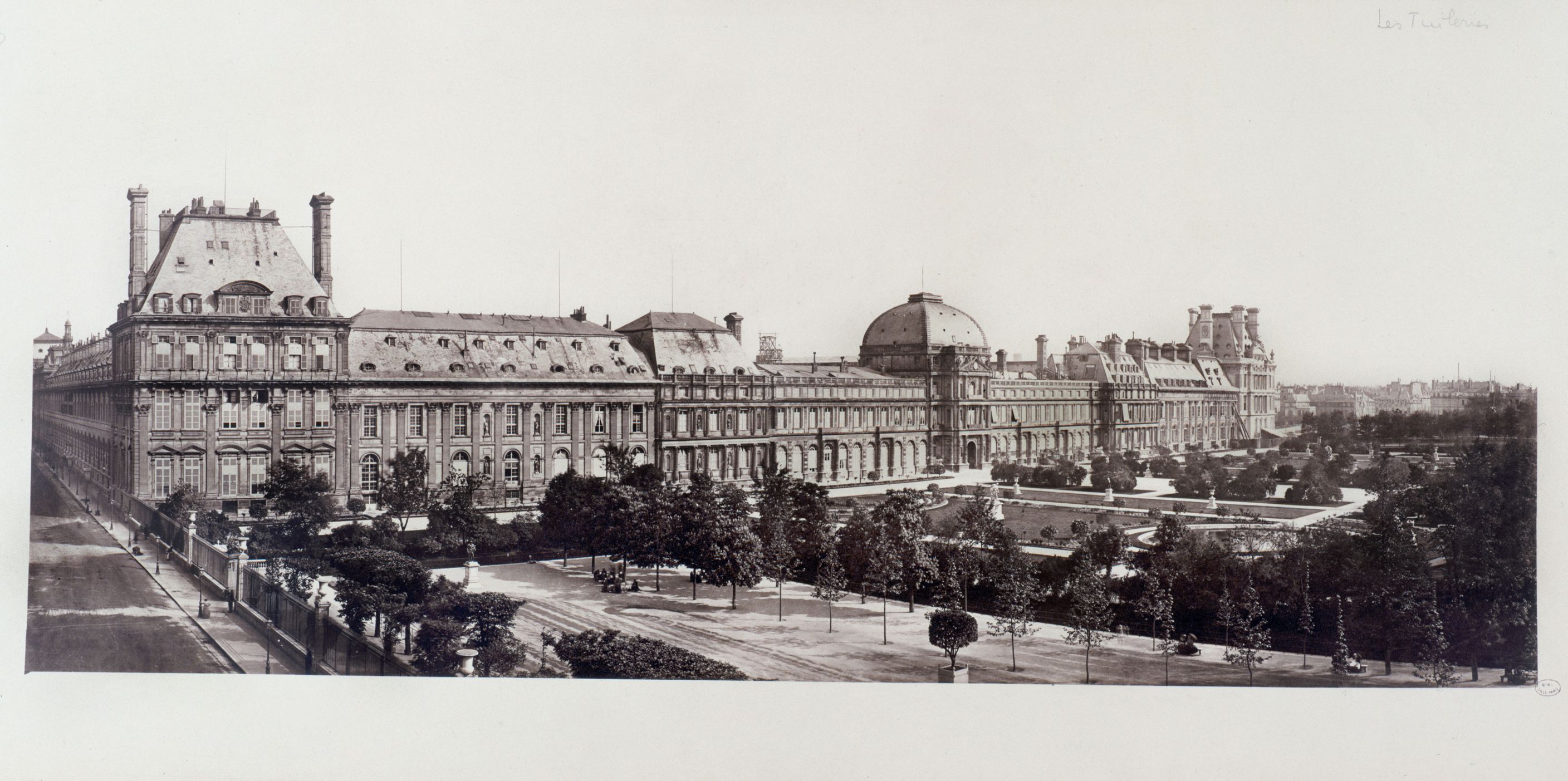 Anonyme, Panorama pris de la rue de Rivoli en direction de la façade des Tuileries, 1er arrondissement , Paris.
