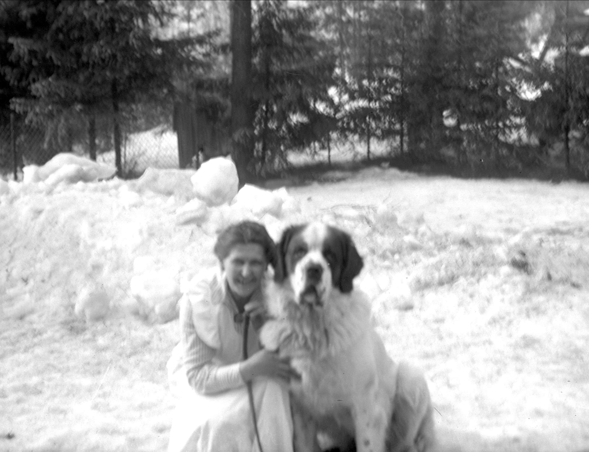 Gustav Borgen, Gruppeportrett, kvinne med hund utendørs. Fanny Schjelderup med en St. Bernhard.