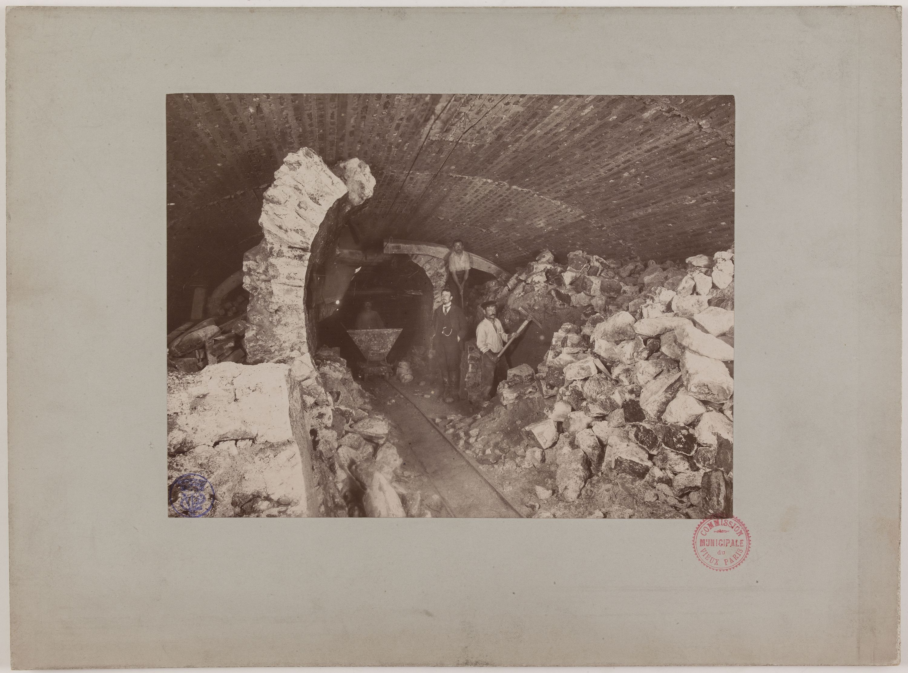 Anonyme, Construction du chemin de fer métropolitain municipal de Paris : portrait d'ouvriers dans un souterrain, rue de Rivoli, 1er arrondissement, Paris