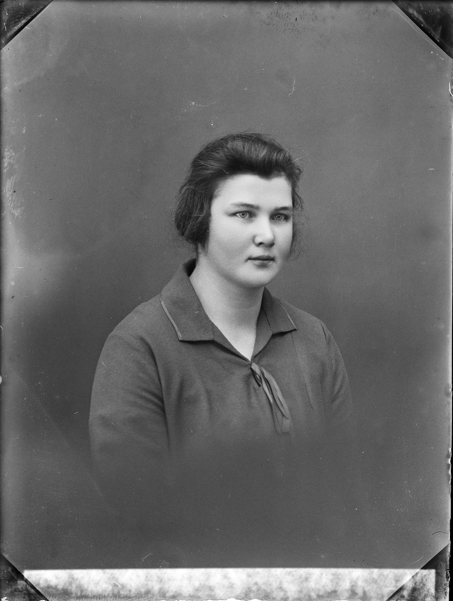 Skötsner-Edhlund, Ateljéporträtt - Hulda Karlsson från Harg socken, Uppland 1926