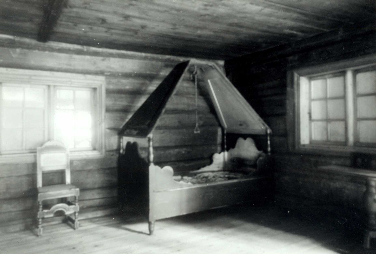 Gisle Midttun, Vesterhaug, Elverum, Sør-Østerdal, Hedmark. Interiør med stol og seng. Nå på Glomdalsmuseet.
