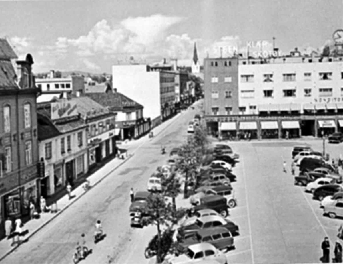 Anno Domkirkeodden, OVERSIKT TORGGATA OG ØSTRE TORG, PARKERINGSPLASSEN FULL AV BILER, FOLKELIV, SETT FRA ASTORIA