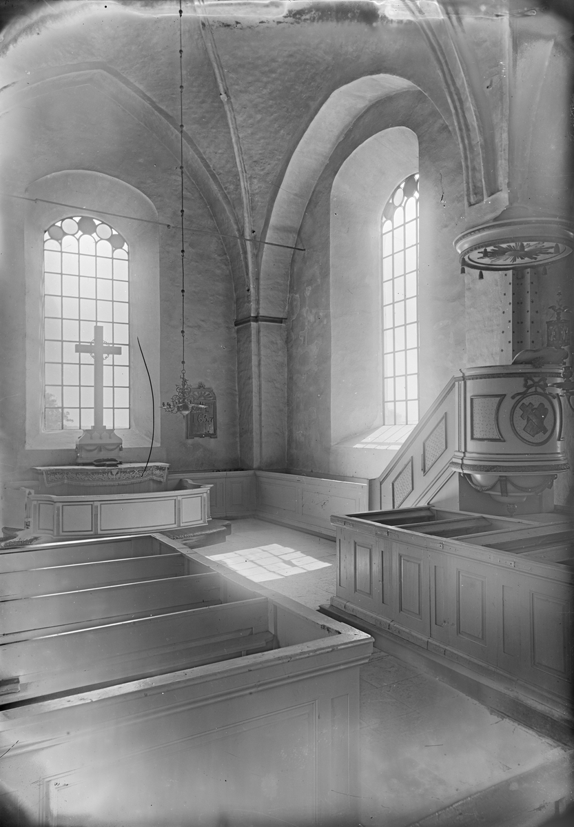 Henri Osti's Fotografiateliér, Predikstol och altare i Vaksala kyrka, Uppsala 1899
