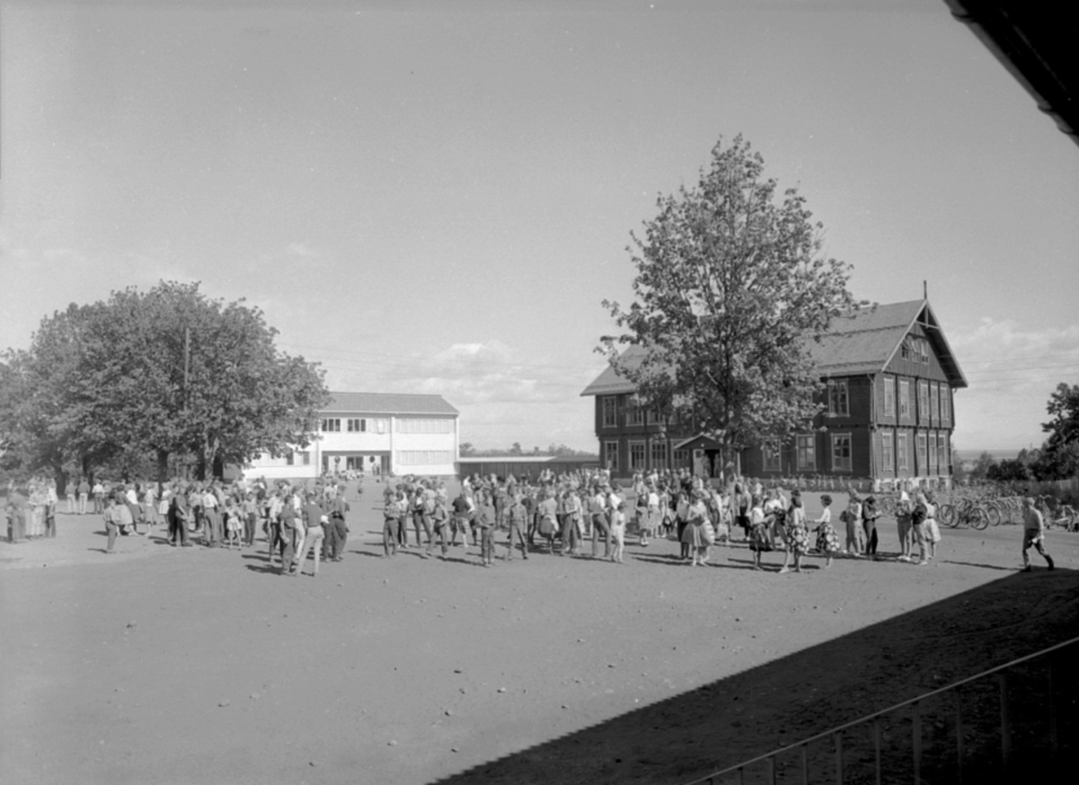 Anno Domkirkeodden, OVERSIKT STANGE KOMMUNALE REALSKOLE, NYE, GAMLE, FRIMINUTT, MANGE ELEVER, SKOLEGÅRD