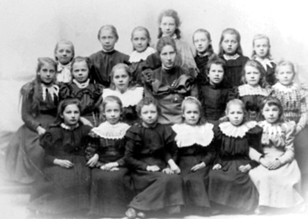 Anno Domkirkeodden, KLASSEBILDE, 3 KLASSE, 19 ELEVER, HAMAR FOLKESKOLE, MIDTBYEN SKOLE, LÆRER OLINE HOLTMOEN