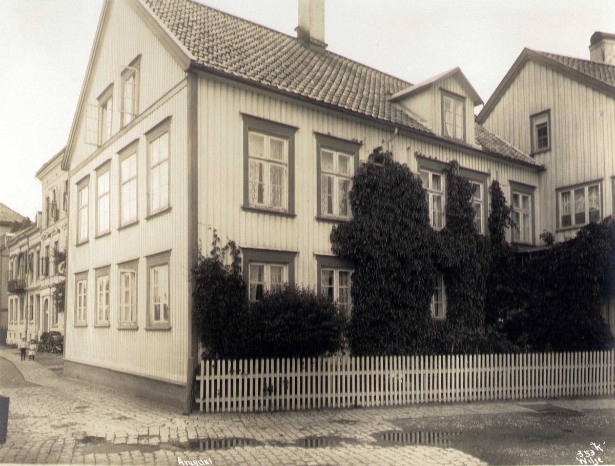 Anders Beer Wilse, Bolighus, Hiis hjørne, Tyholmen, Arendal, Aust-Agder. Fotografert 1912.