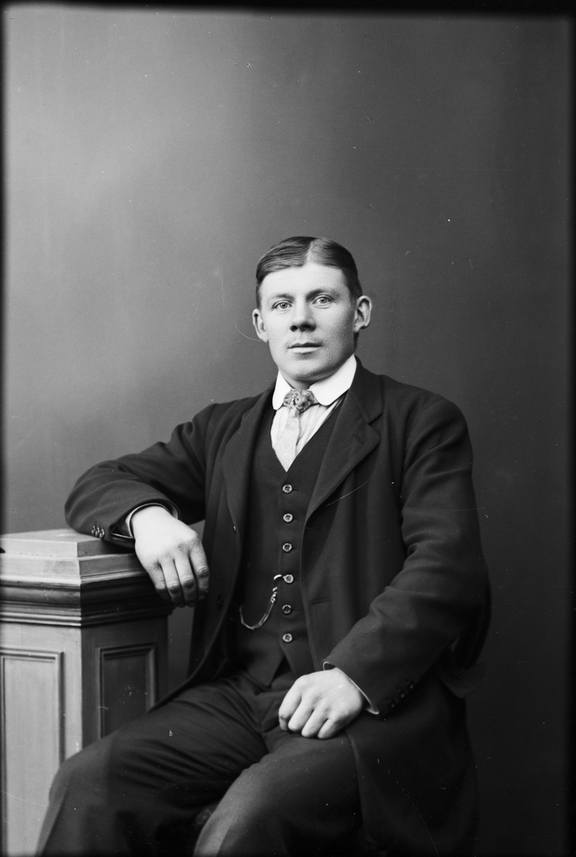 Skötsner-Edhlund, Ateljéporträtt - G. Svedström från Östhammar, Uppland