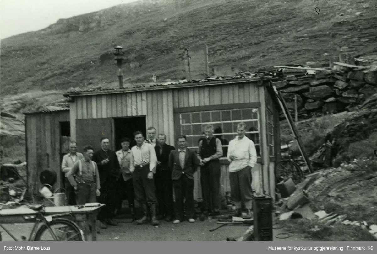 Bjarne Lous Mohr, Ti menn foran en brakke i Hammerfest