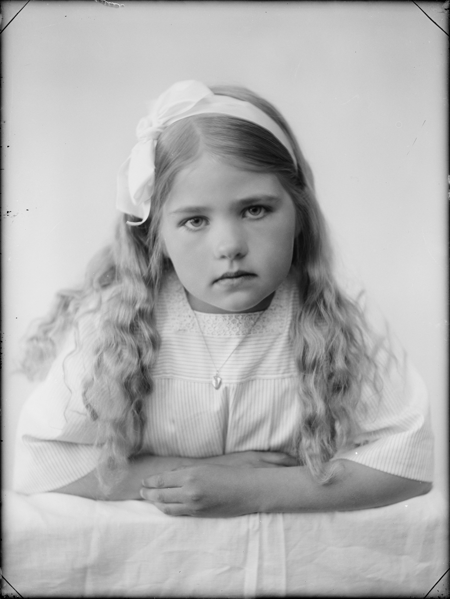 Skötsner-Edhlund, Ateljé Portrait - Girl, Östhammar, Uppland
