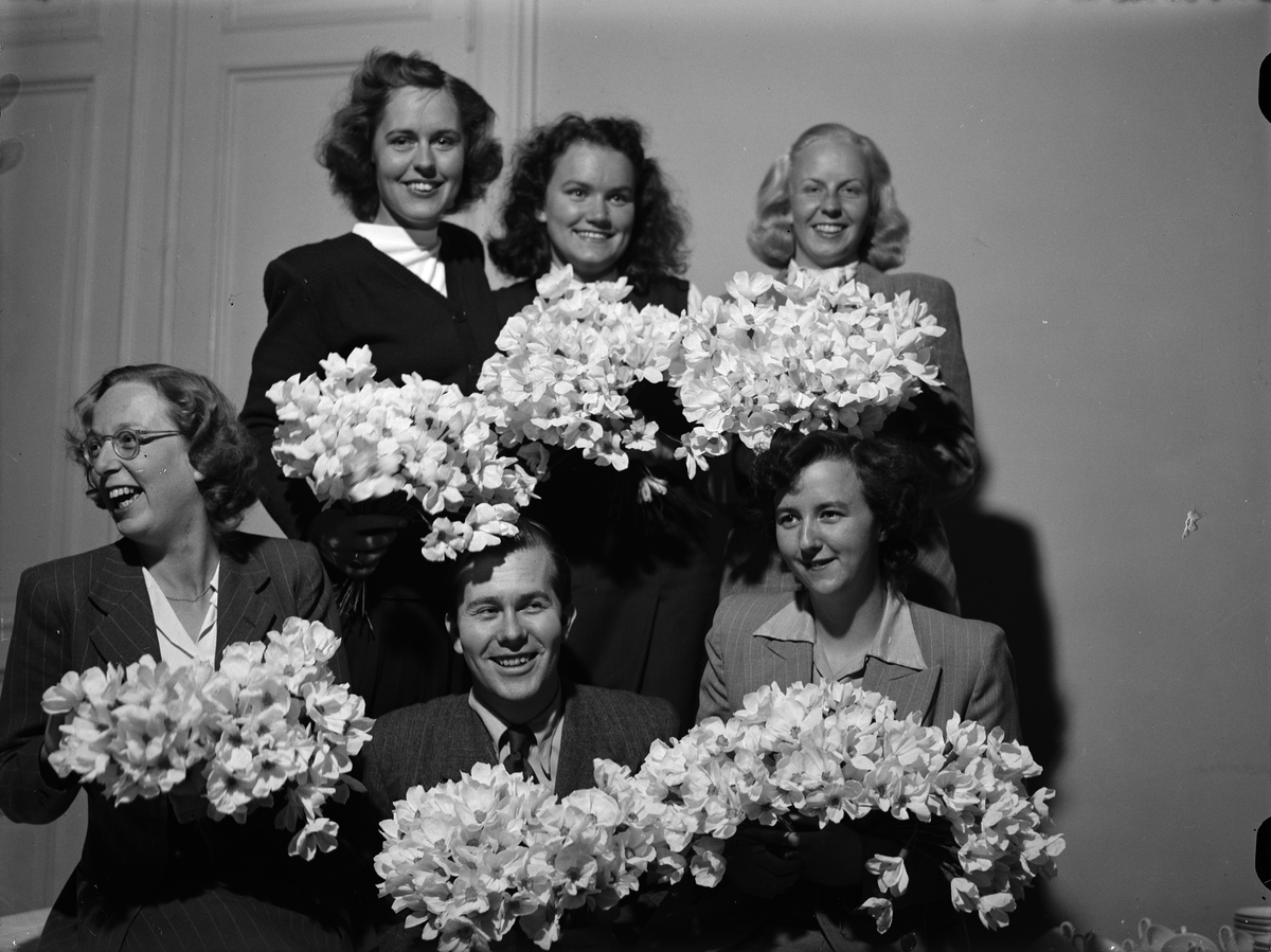 Paul Sandberg, "Vårfestblomman slår ut" - studenter med vårfestblommor som de ska sälja på vårfestdagen i Uppsala maj 1945