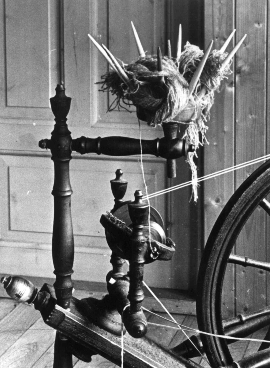 Anna Grostøl, Detalj av rokk med styregreip. Gjerstad, Aust-Agder 1938.