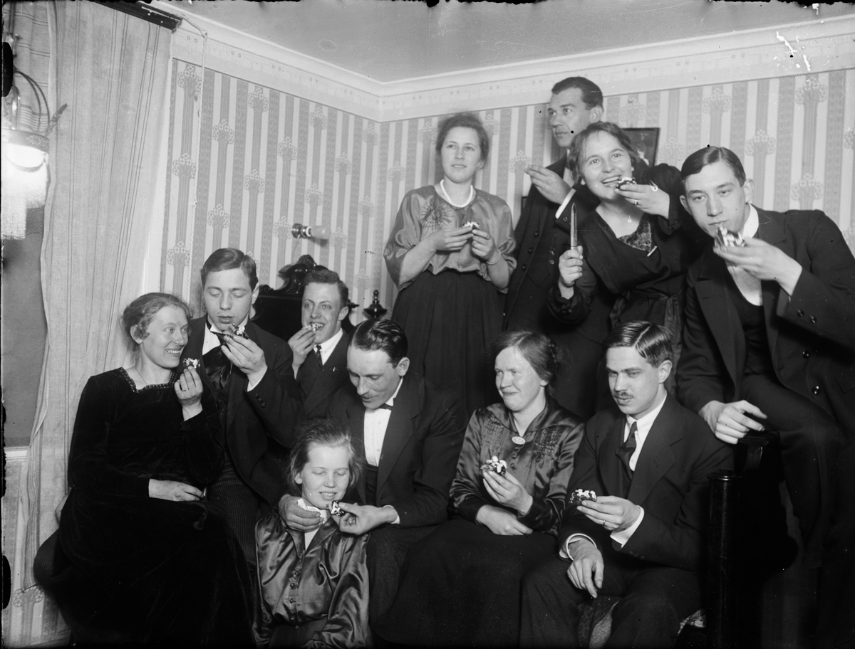 Skötsner-Edhlund, Josef Edhlund tillsammans med kvinnor och män, Östhammar, Uppland