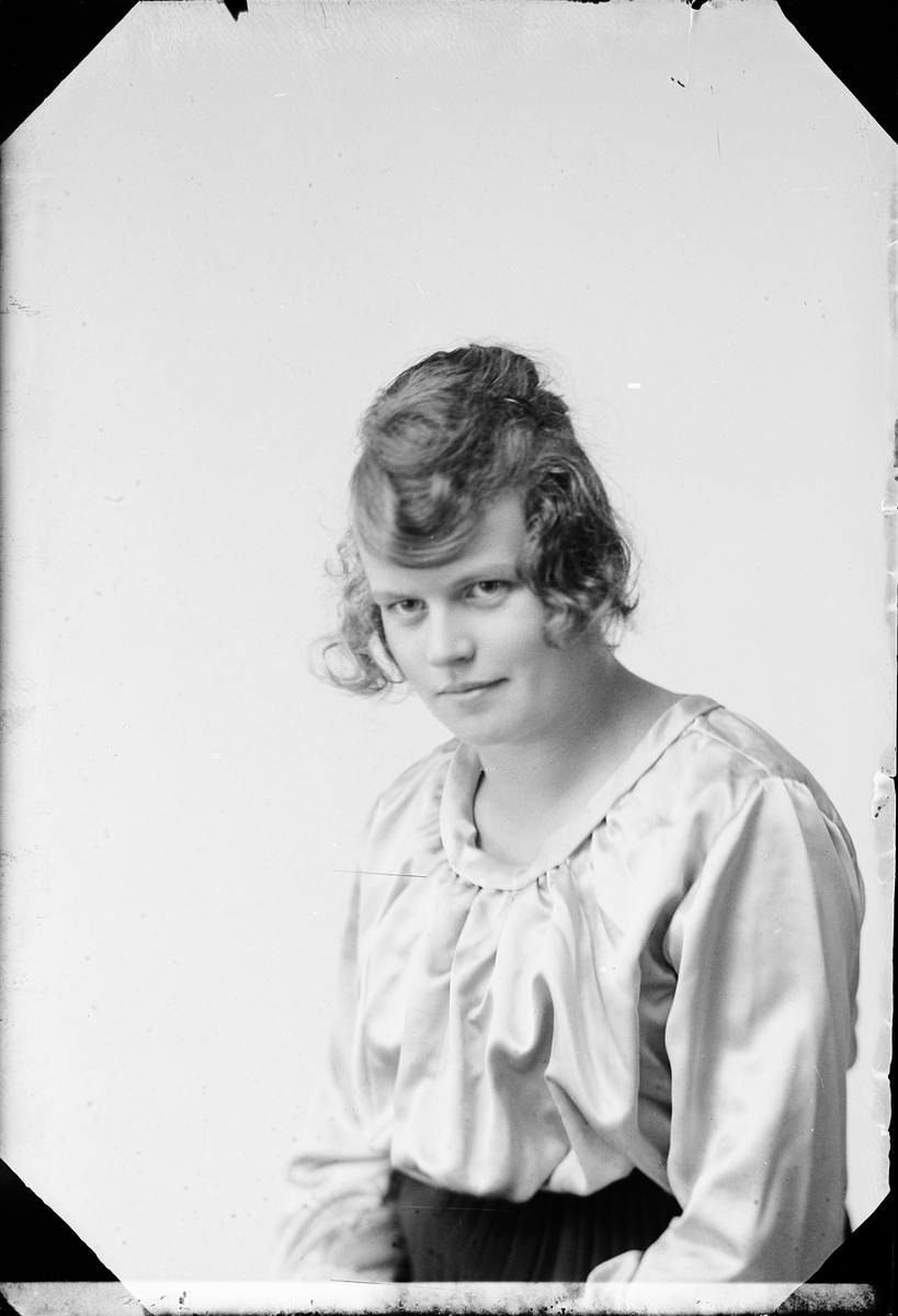 Skötsner-Edhlund, Ateljé Portrait - Bertha Frizell from Singö, Uppland 1922