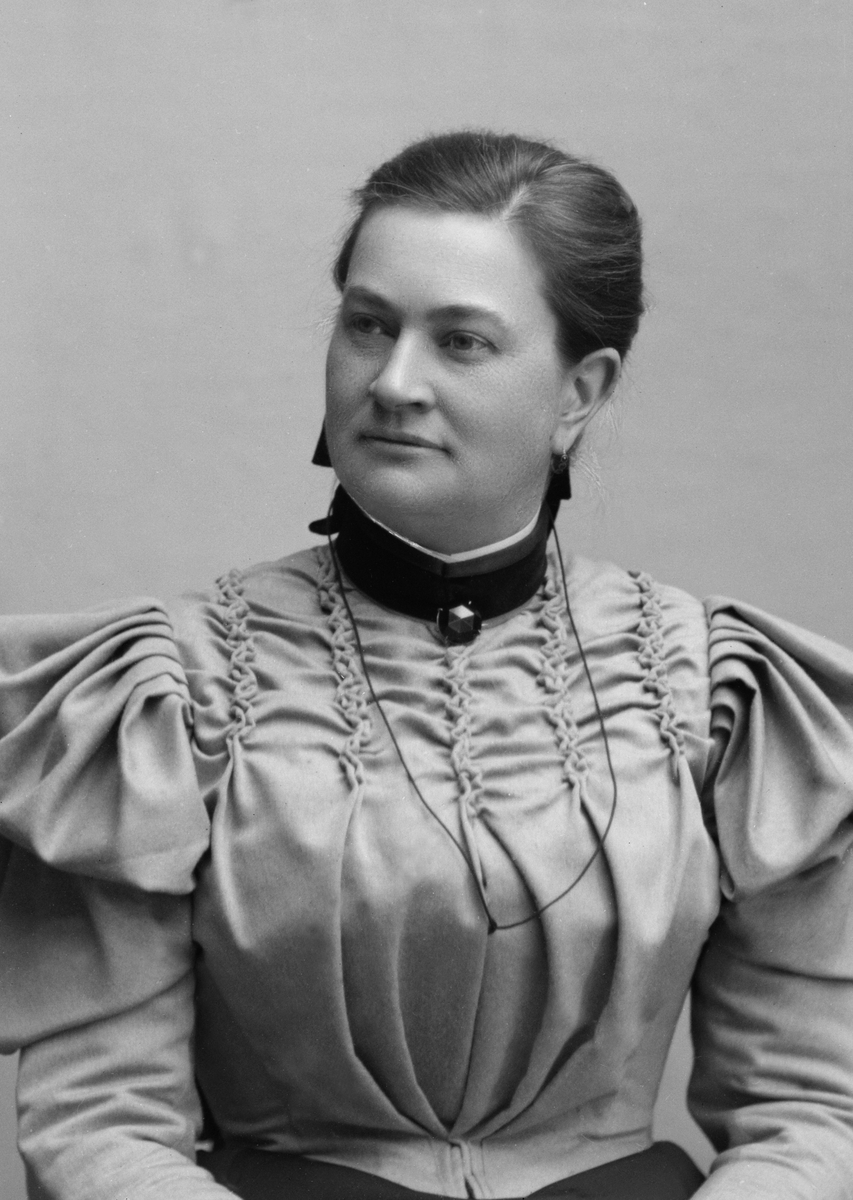 Maria Tesch, Porträttfotografi av fotografen Maria Tesch. Fotografi från fotografens studio. Foto: Maria Tesch. Fotograferad i Maria Teschs ateljé som fanns i Linköping åren 1873 - 1936. Digitaliserad efter original glasnegativ som förvaras på Stiftsbiblioteket /Linköpings stadsbibliotek.