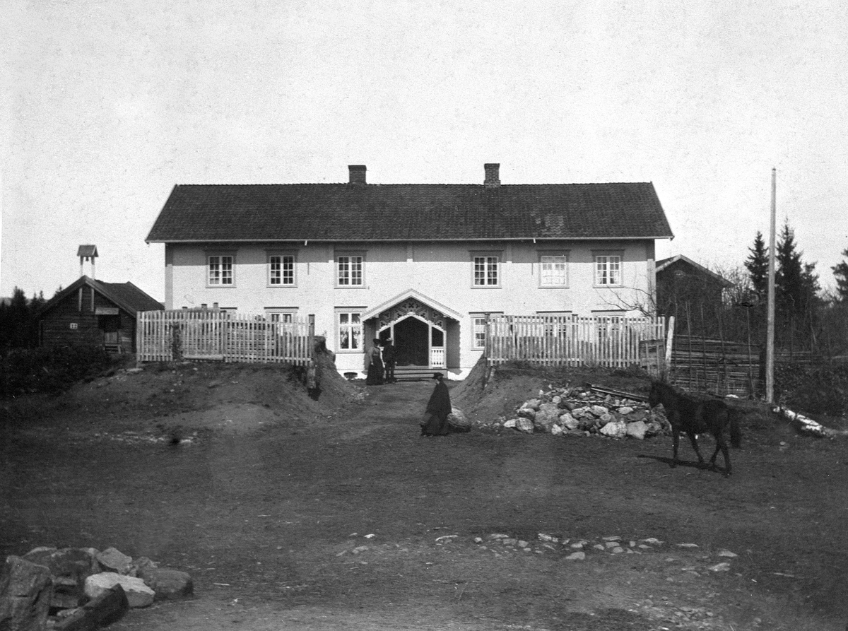 Anno Domkirkeodden, EKSTERIØR: HOVEDBYGNINGEN, LIBERG, STAKITT, FOLK, HEST