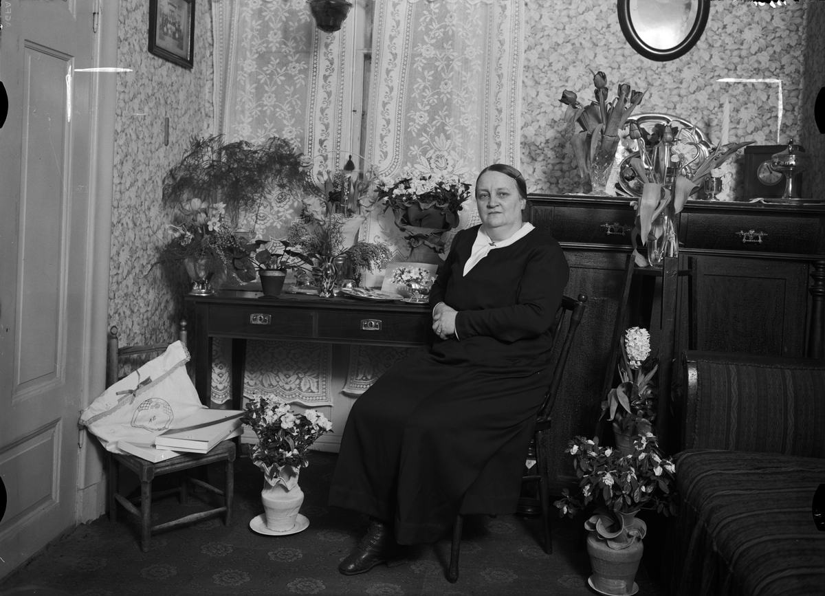 Paul Sandberg, Födelsedagsporträtt - kvinna i hemmiljö, sannolikt Uppsala, 1935