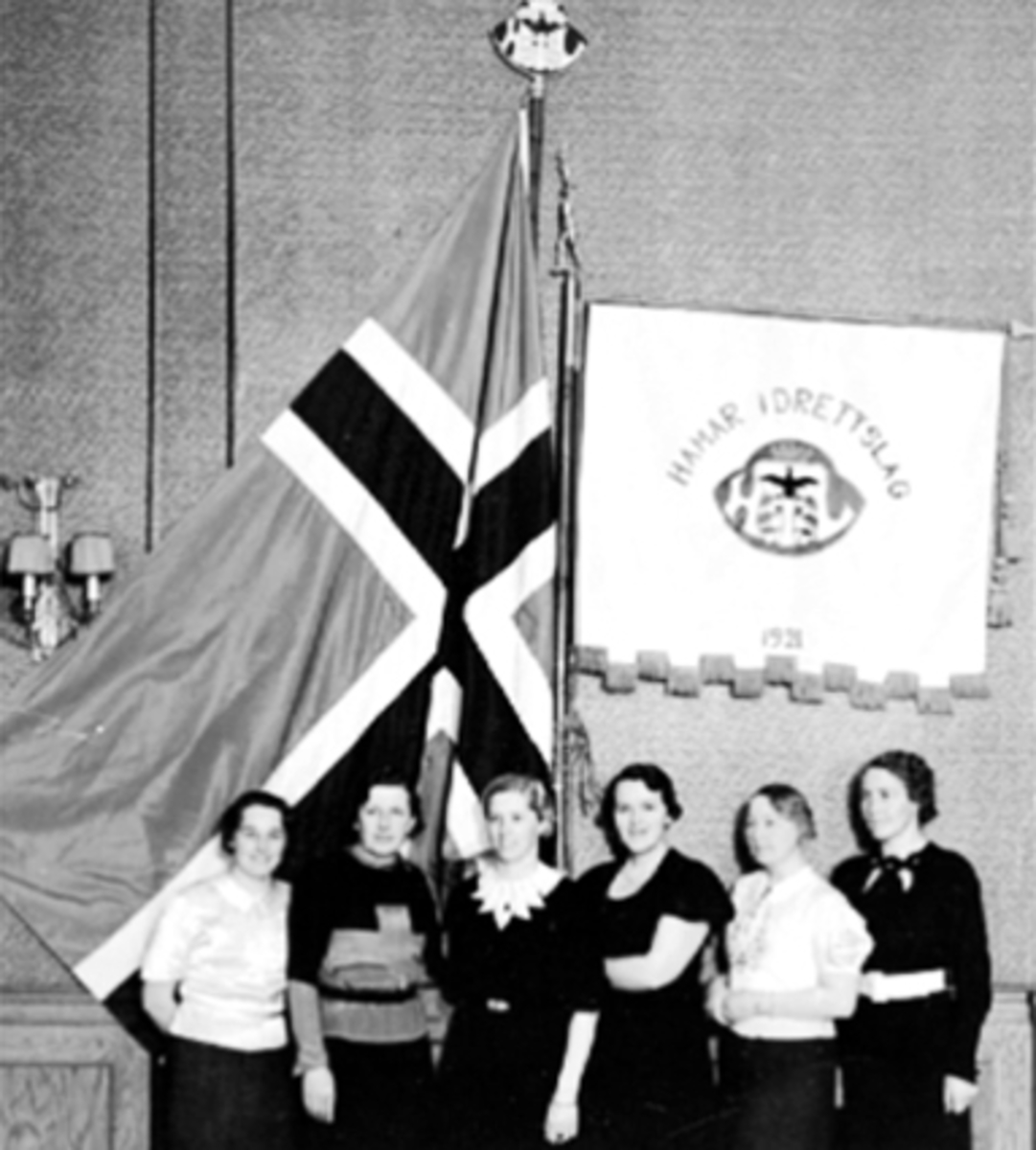 Anno Domkirkeodden, GRUPPE, 6 KVINNER, H. I. L. FANE (BANNER)