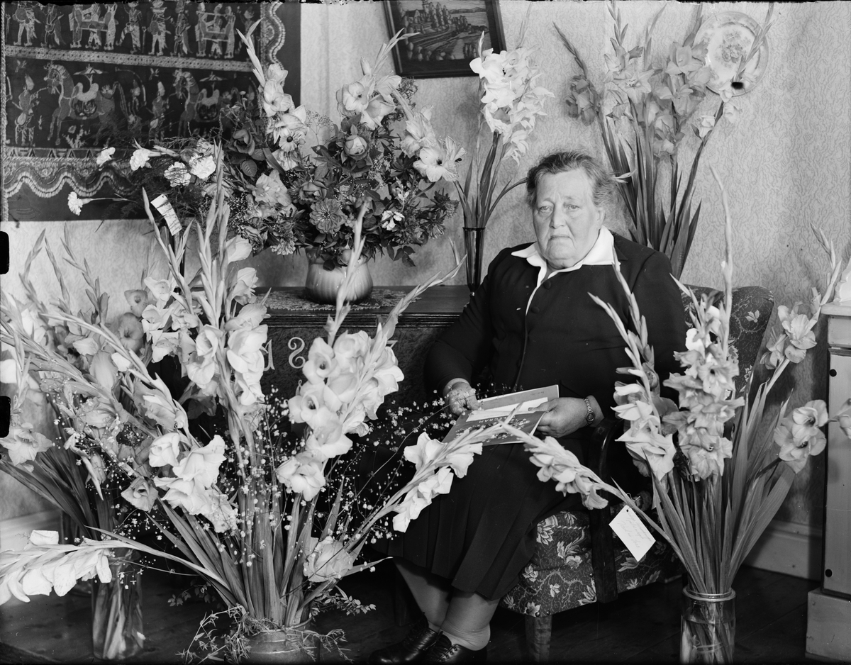 Skötsner-Edhlund, Kvinna omgiven av blommor firar 70-årsdag, Östhammar, Uppland