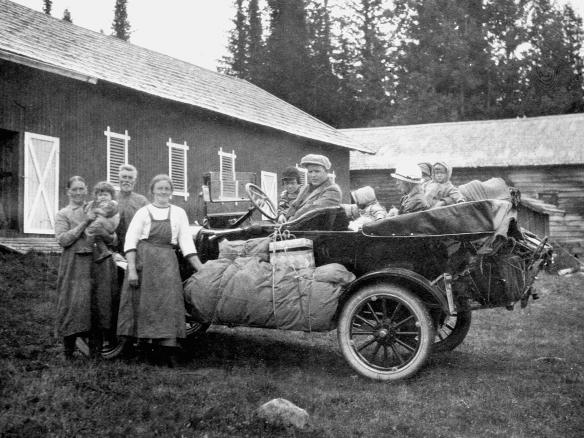 Anno Domkirkeodden, Familien Løken fra Granerud gård, Brumunddal på biltur i Ringsakerfjellet i en Ford T 1919-22 modell, D-111. Familien Harkerud tar i mot sommergjstene. Tannlege Karl Løken, barna, Alfhild Løken i baksetet.