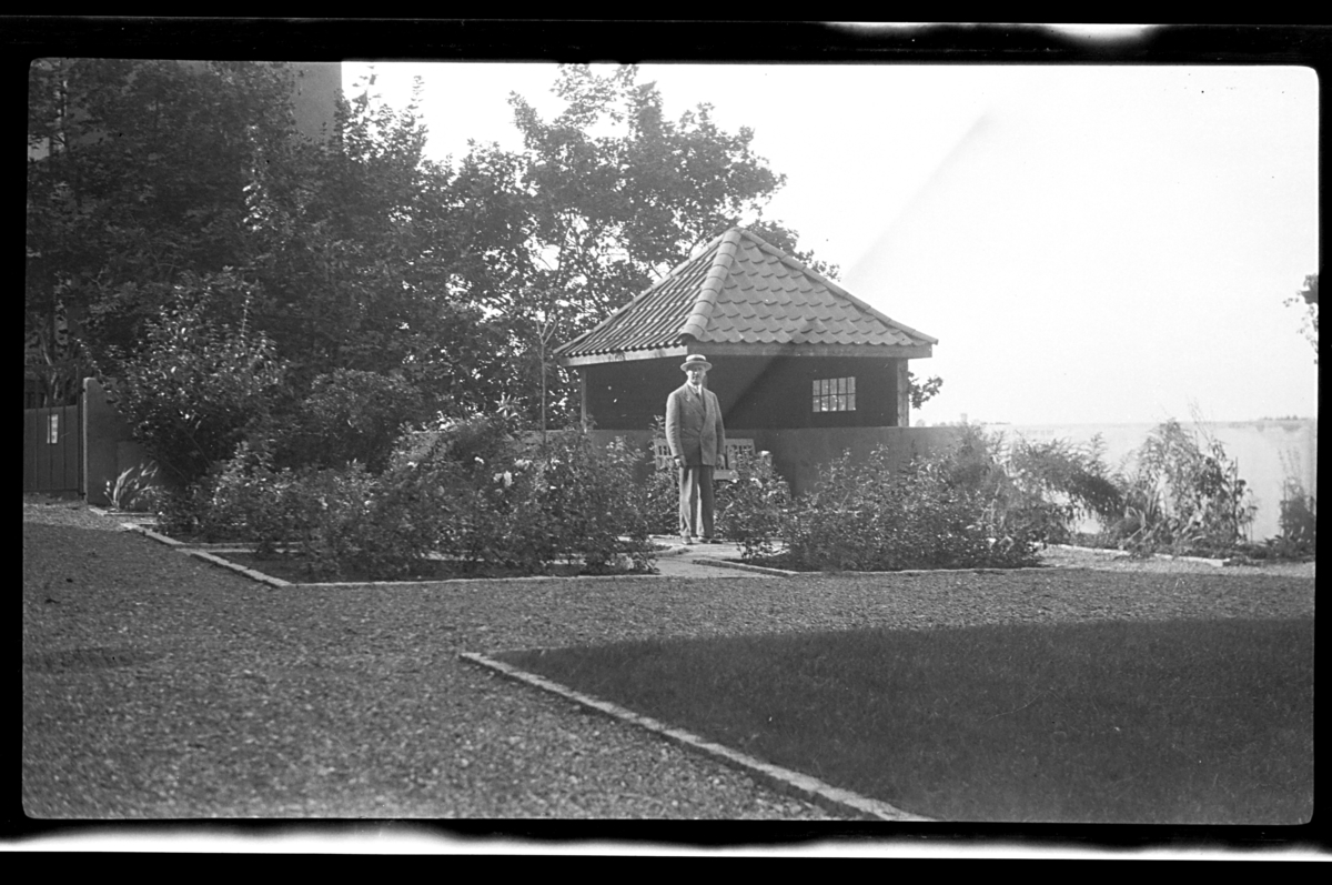 Rolf Sr. Sundt, Rolf Sundt sr. står foran et lysthus, Thomas Heftyes gate 42, Oslo. Fotografert 1926.