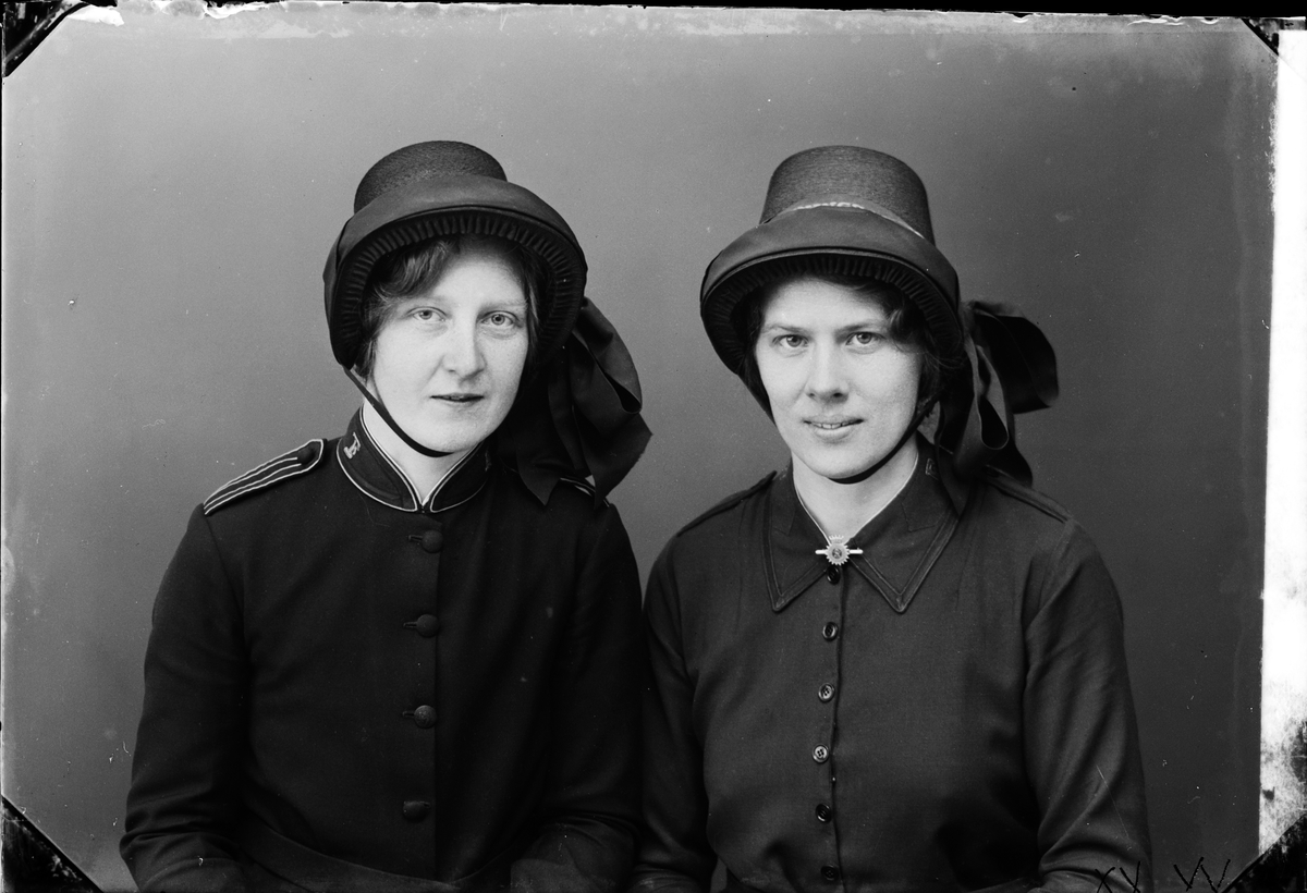 Skötsner-Edhlund, Ateljéporträtt - Kaptener i Frälsningsarmén från Skäfthammar, Uppland 1934