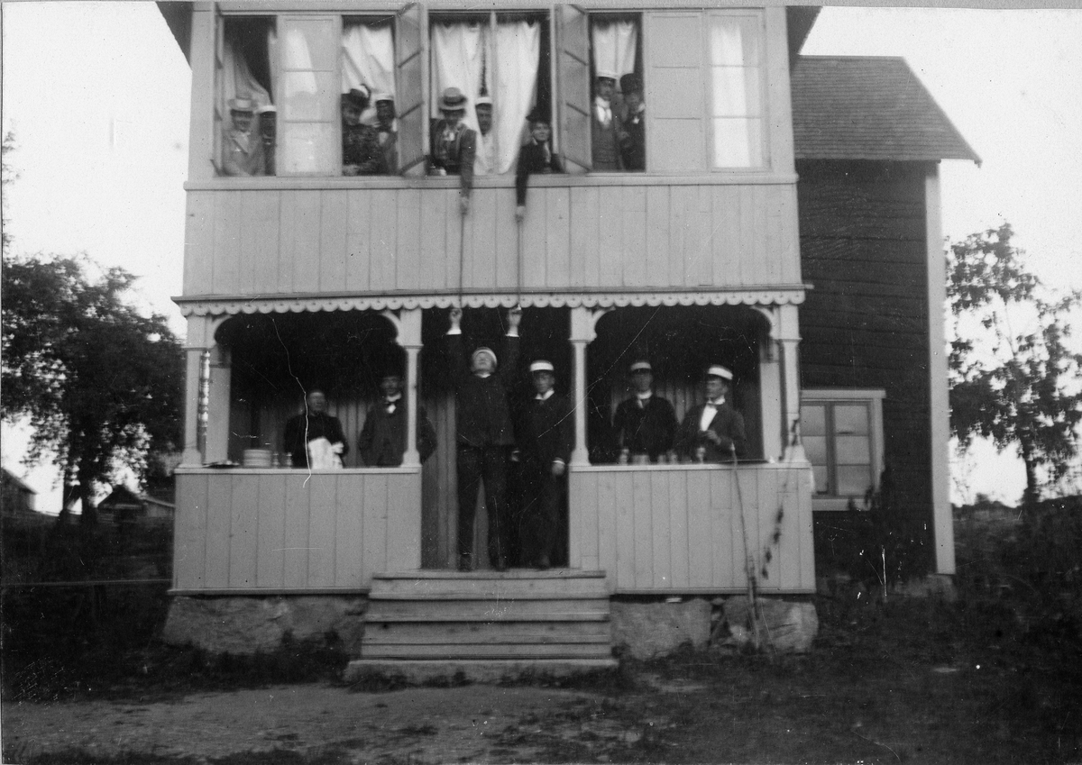 Okänd,, Kvinnor och män, troligen Harald Falk längst till höger på veranda, Uppsala, omkring 1900