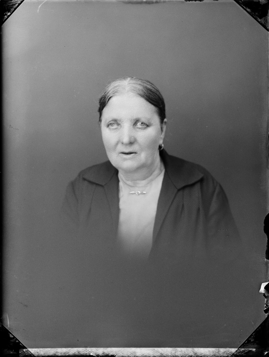 Skötsner-Edhlund, Charlotta Karlsson from Norrskedika, Stock Exchange style parish, Uppland 1932