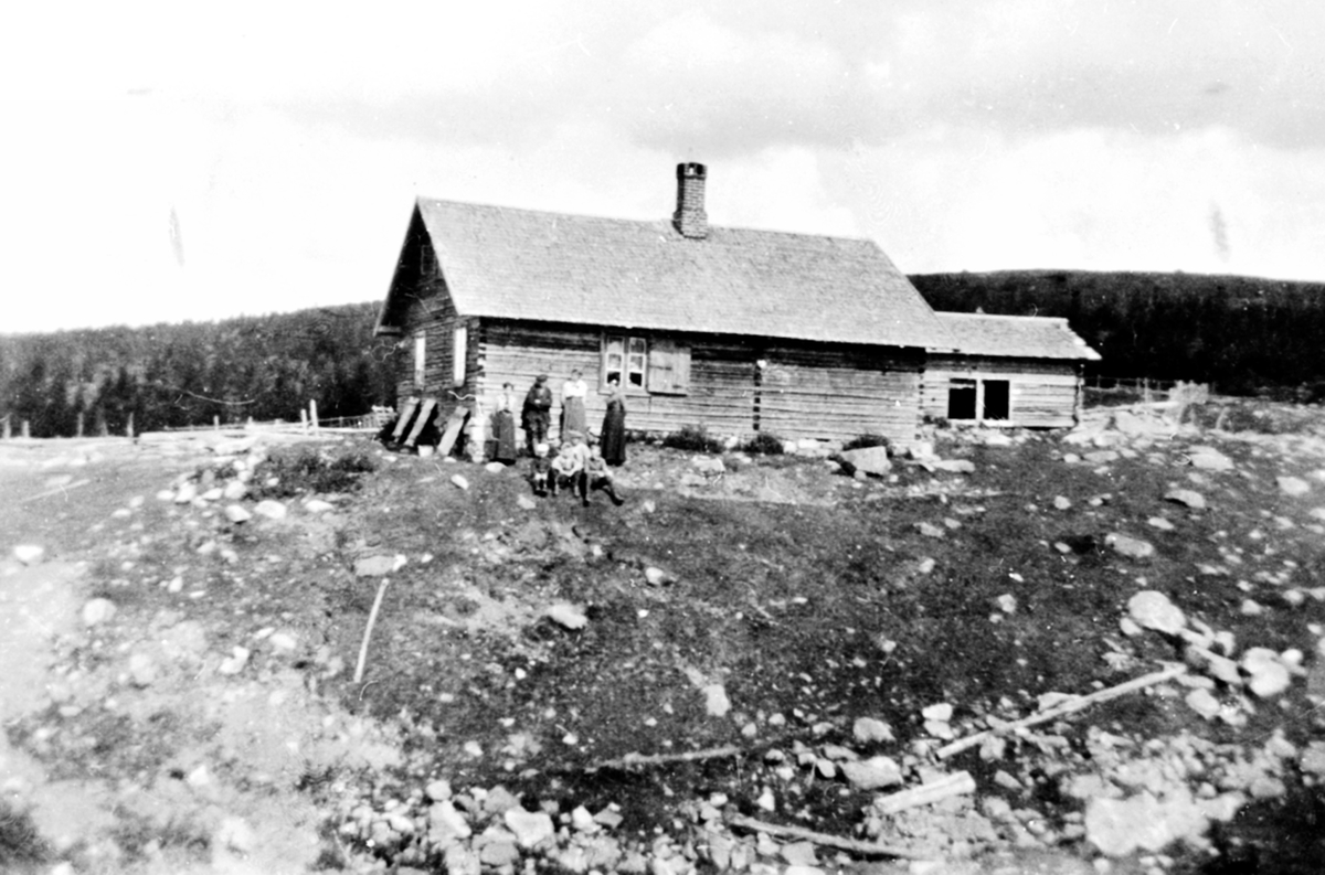 Anno Domkirkeodden, Eksteriør, størhus på Øyungen seter, Ringsakerfjellet. Folk utenfor.