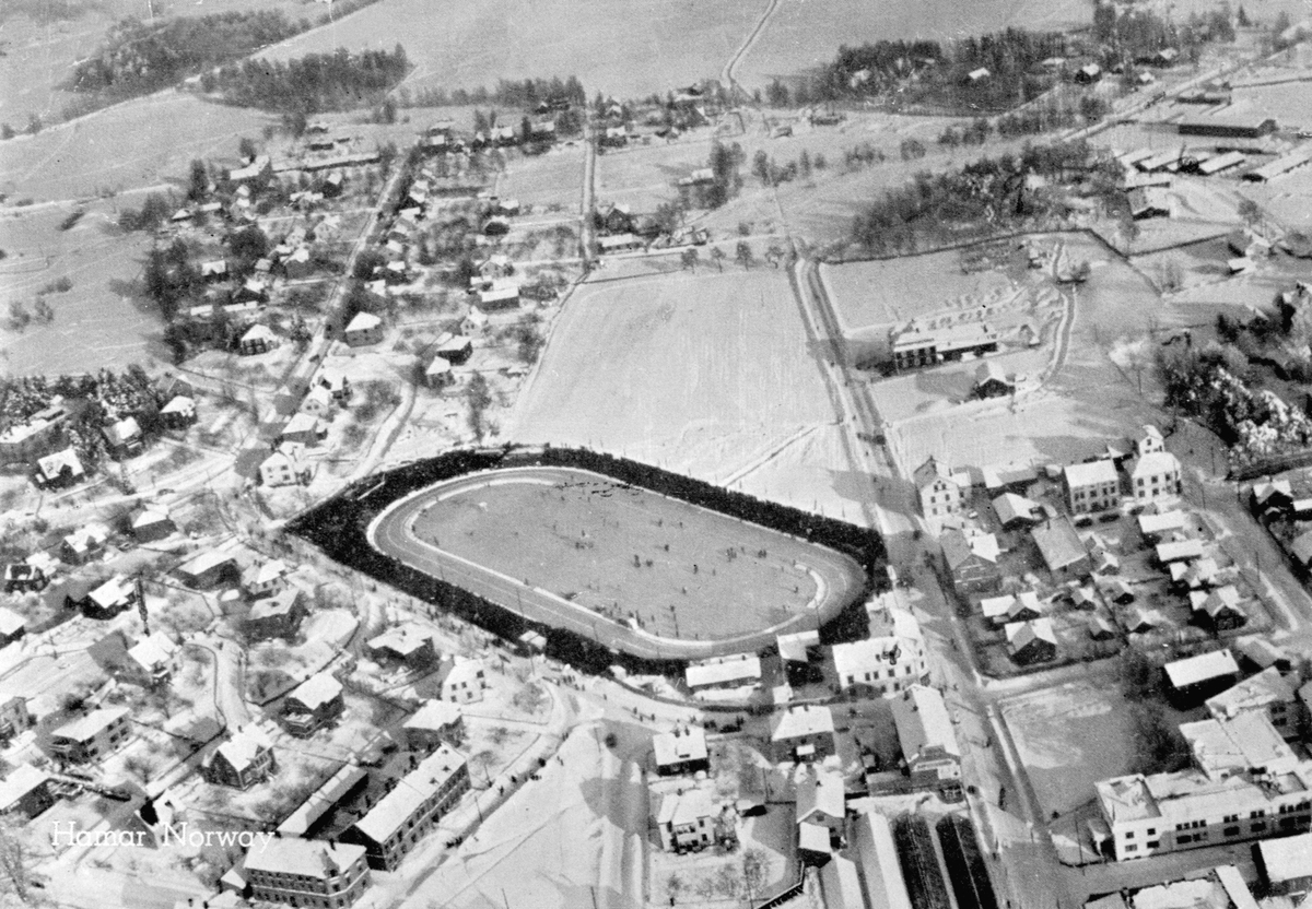 Anno Domkirkeodden, FLYFOTO OVER HAMAR STADION, VANGSVEGEN/ST. OLAVSGATE, HOLSETGATA, VINTER