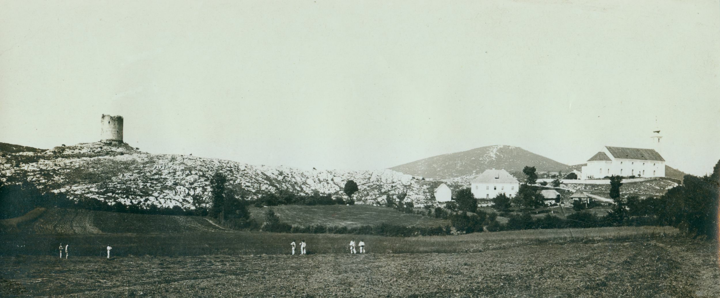 Emil Laszowski, Perušić - Panorama s kulom Malkoč bega te župnim dvorom i crkvom