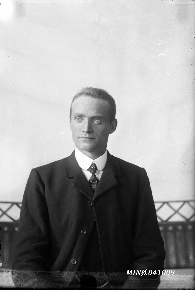 Oscar Holte, Portrett av mann - M. Moseng