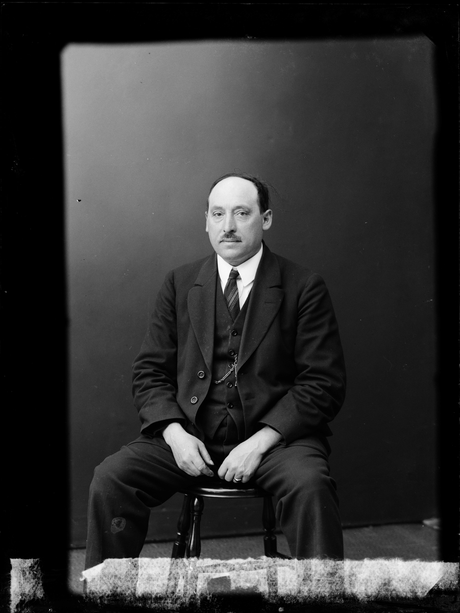 Skötsner-Edhlund, Ateljéporträtt - man, Östhammar, Uppland