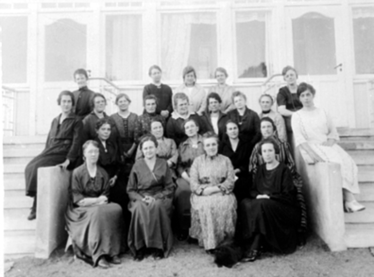 Anno Domkirkeodden, HAMAR SANITETSFORENING, GRUPPE 23, AVSKJEDSMØTE FOR ANNA DAHLSE JUBILEUMSBOK 2000 SIDE 22 FOR NAVN