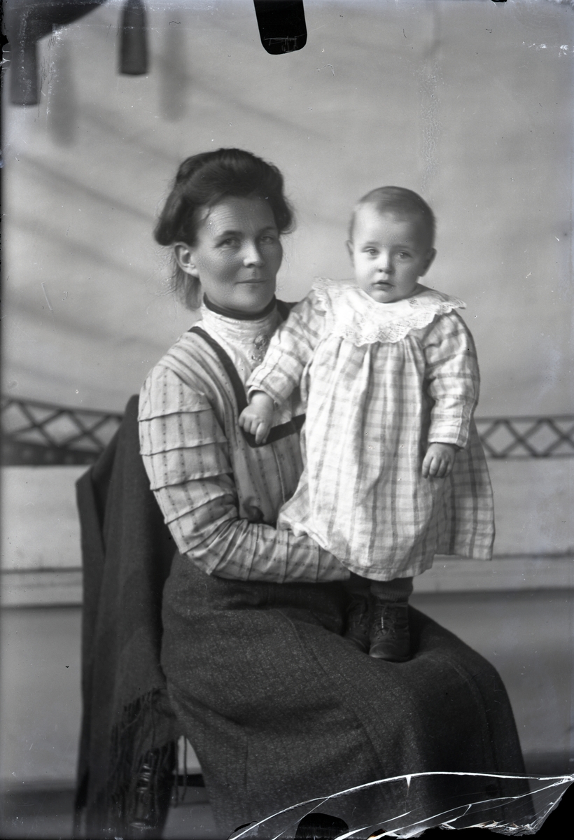 Oscar Holte, Portrett, person, klær,