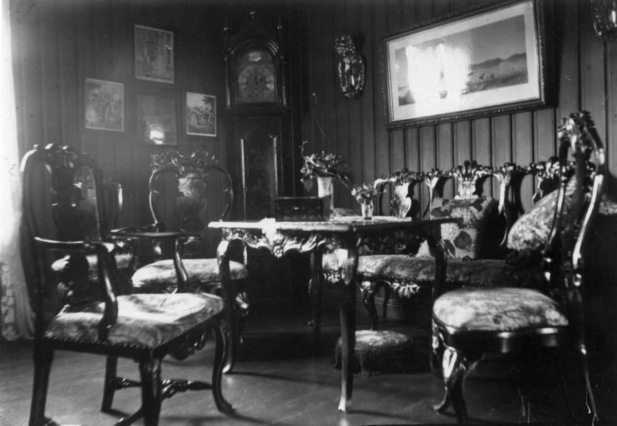 Hermann Christian Neupert, Interiør, ukjent sted. 1908-1910. Stue. Klokke.