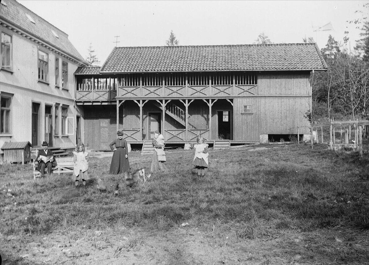 Axel Quinsgaard Wiborg, Gruppe på tunet på Gamle Digerud, Frogn, Akershus, 1902.