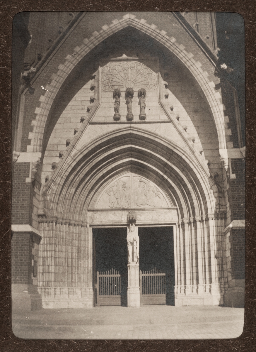 August Fredrik Schagerström, "Upsala. Domkyrkans västra portal", Uppsala 1917