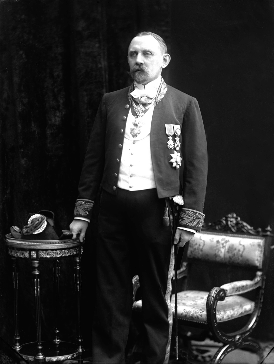 Gustav Borgen, Portrett, Fredrik Olaf August Woxen i uniform som ekspedisjonssjef og sjef for fengselsstyret.