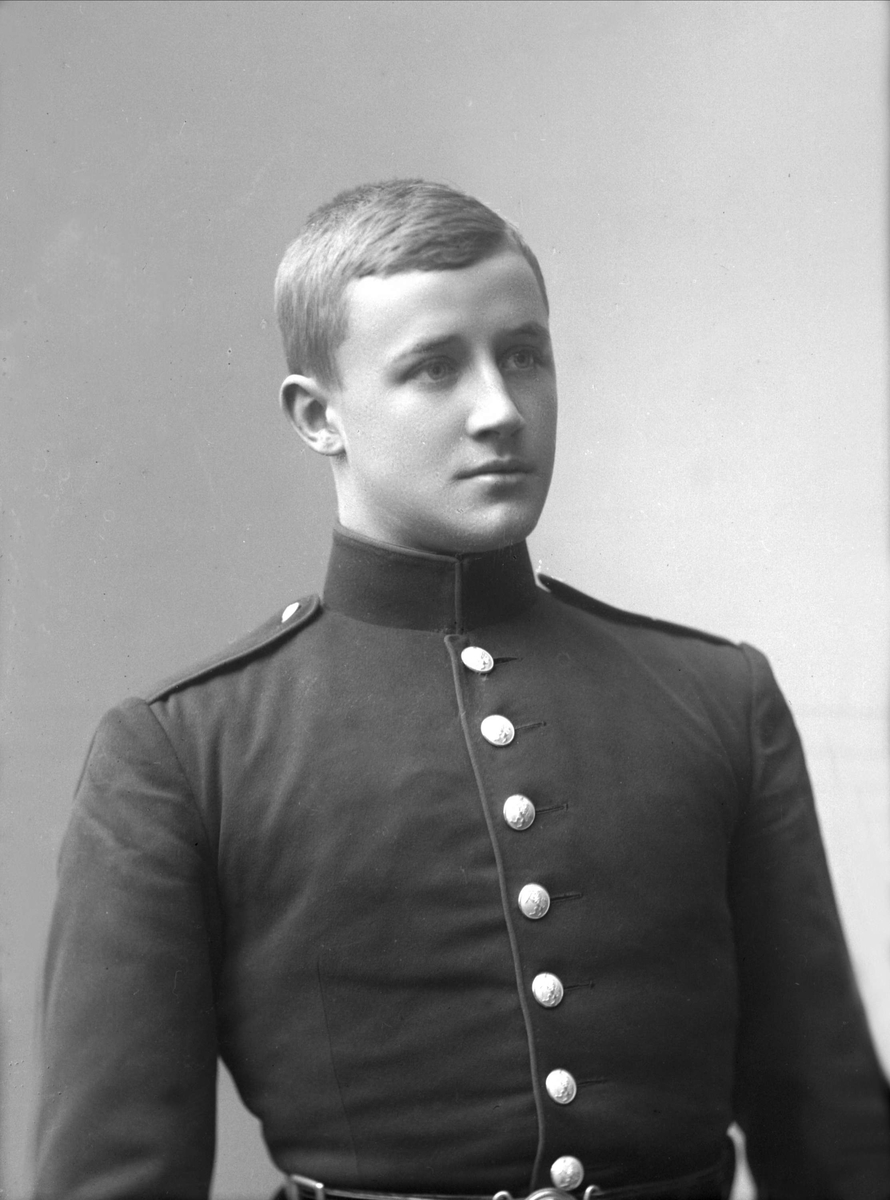 Gustav Borgen, Portrett, mann i kadettuniform.