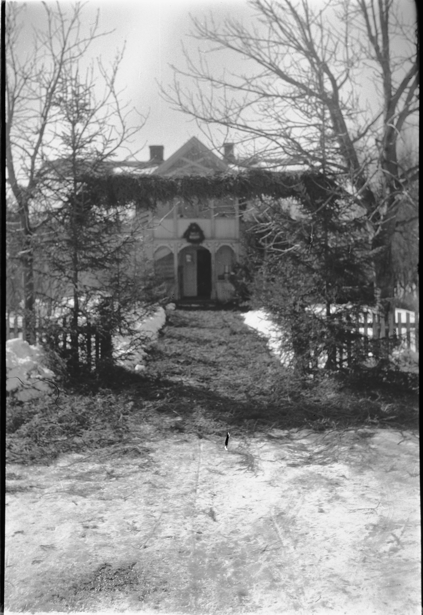 Håkon Prestkværn, Løkkekværn Gård, Moelv. Pyntet med granbar, begravelse. Bildet er fra 1944 da gården ble pyntet til begravelse for Dagny Prestkværn, Kristian Prestkværns svigerdatter, gift med sønnen Einar. Hun døde i barselseng og ligger i dag ved familiens gravsted v/Ringsaker Kirke.