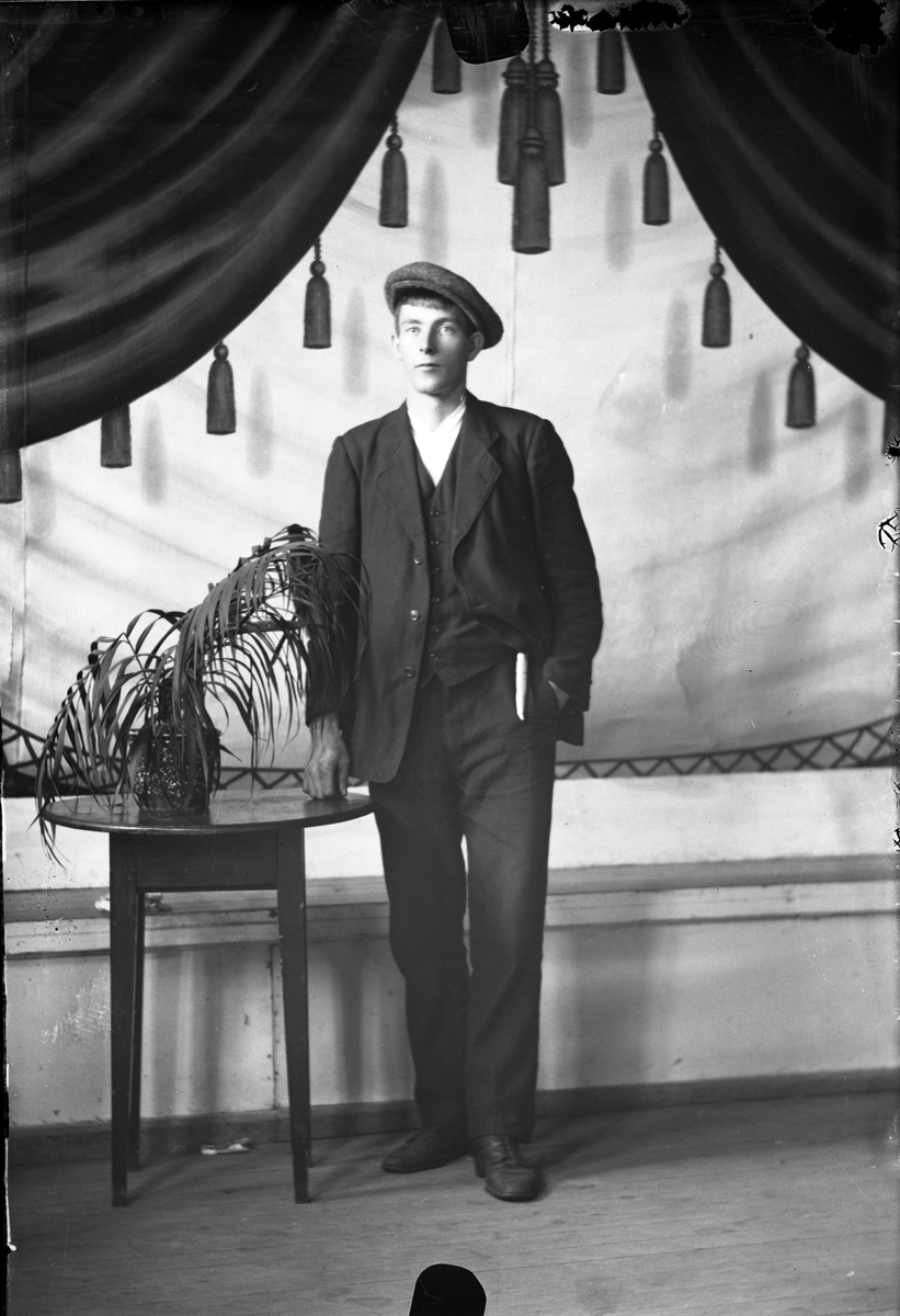 Oscar Holte, Portrett av ung mann