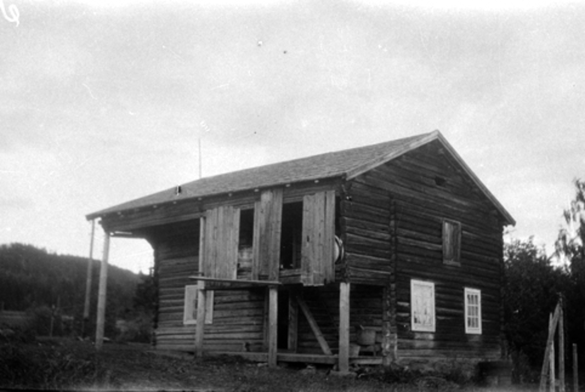Toralv Bleken-Nilssen, "Smedbo" i Moen, Helgøya. Her holdt smedene fra Hovinsholm til. Denne gamle bygningen med svalgang stod til 1948/49.