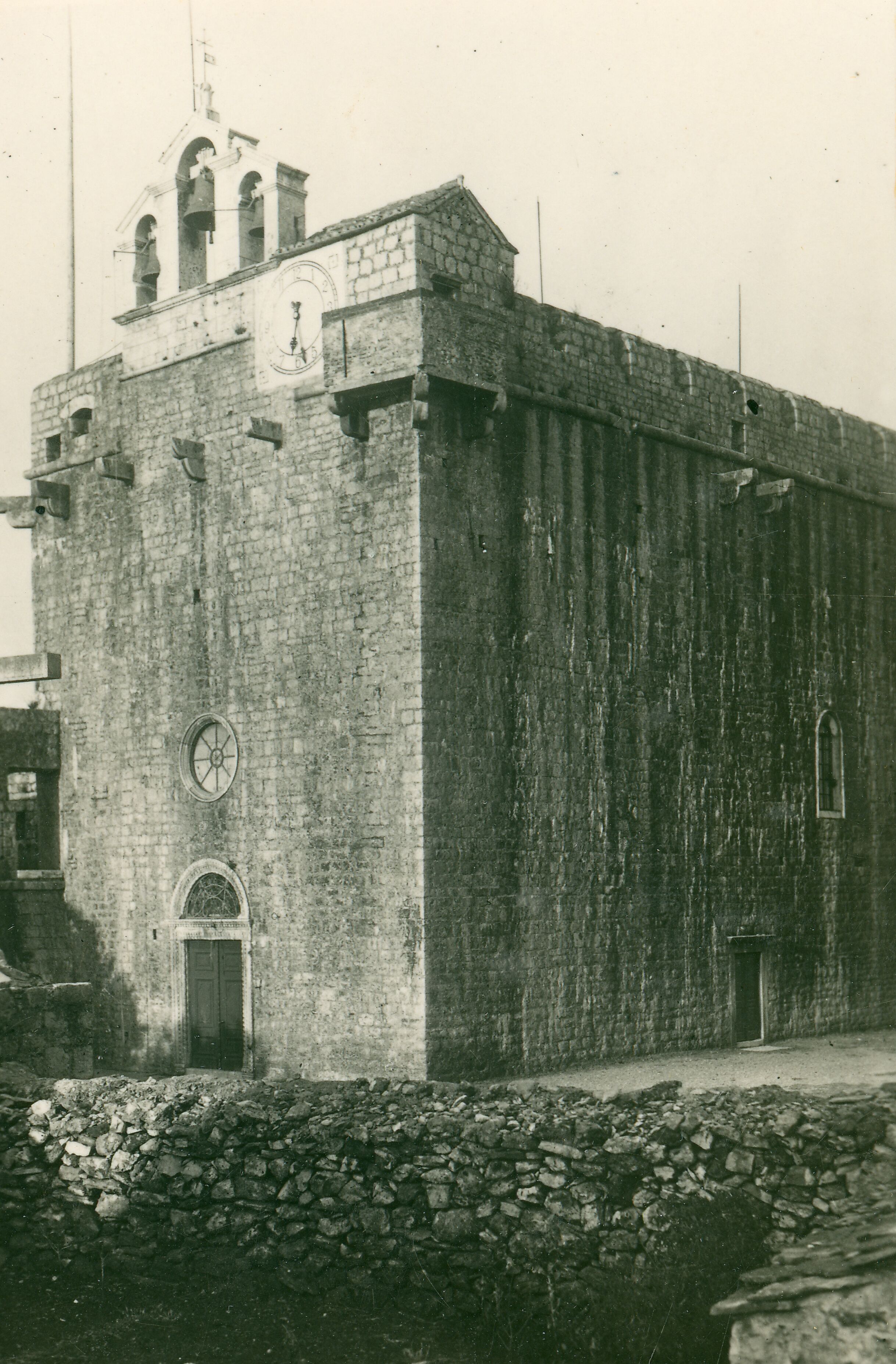 Većeslav Henneberg, Vrboska - Župna crkva sv. Lovre, tvrđava