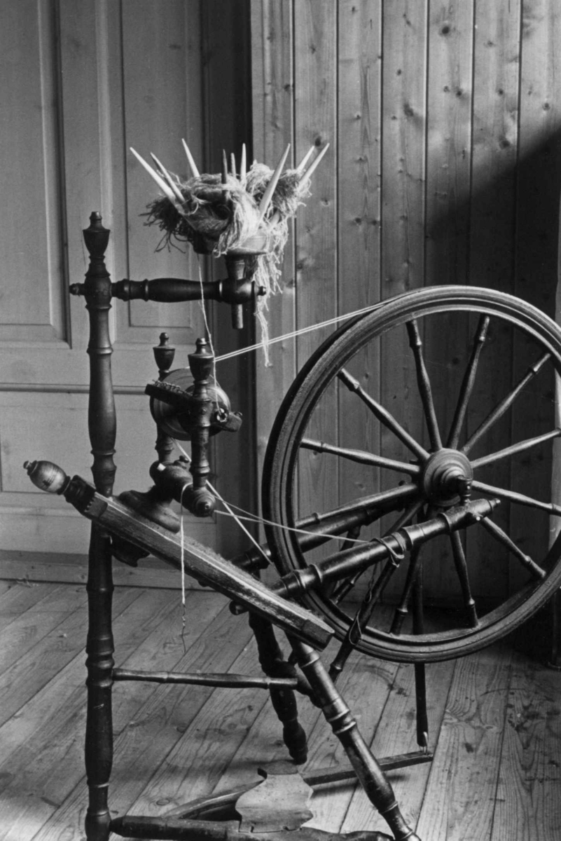 Anna Grostøl, Fiane, Gjerstad, Aust-Agder 1938. Rokk med krase