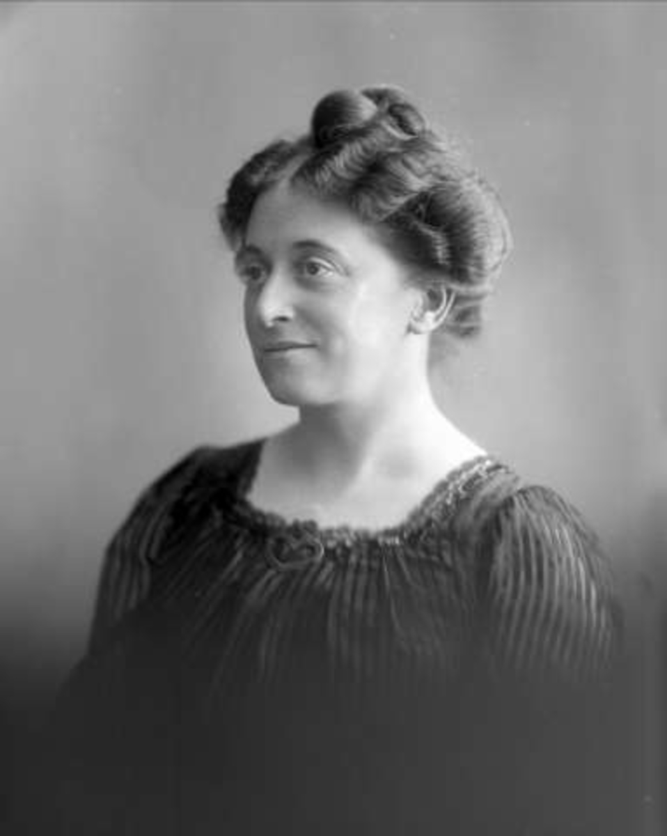 Gustav Borgen, Portrett, kvinne i mørk, stripete kjole. Frøken Elisabeth Moe.