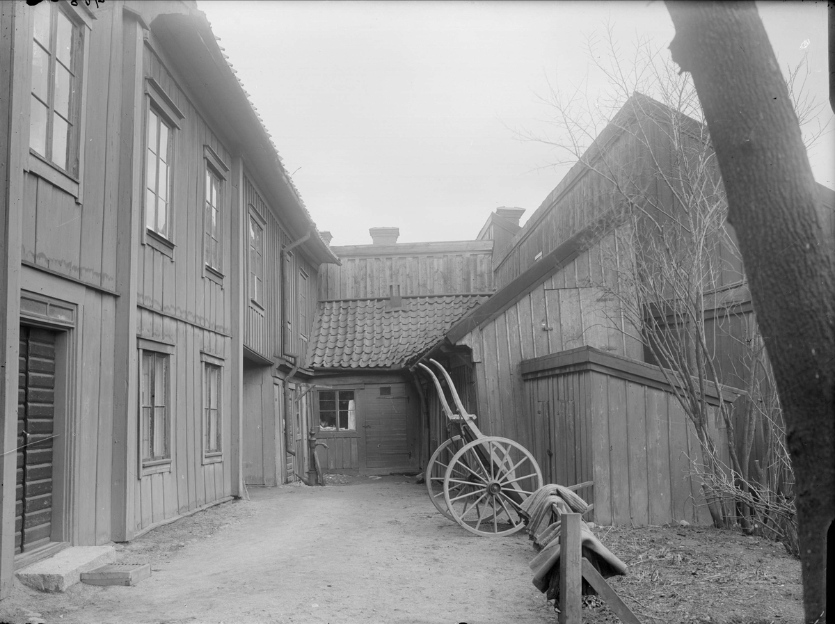 Alfred Dahlgren, Gårdsinteriör, Dragarbrunnsgatan 11, kvarteret Hjorten, Uppsala 1908